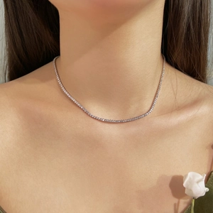 Elegante S925 Sterling Silber Tennis Halskette mit Zirkonia am Hals der Frau getragen