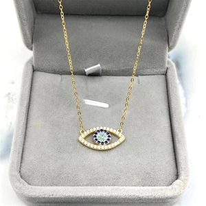 Gros plan d'un pendentif mauvais œil en argent S925 avec zircons dans un coffret