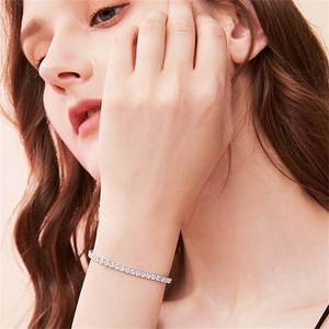 Gros plan d'un bracelet tennis en argent S925 avec zircons de 2 mm au poignet féminin