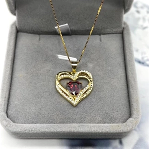 Détail du pendentif cœur doré avec pierre rouge et gravure I LOVE YOU FOR ALWAYS AND FOREVER