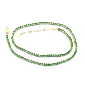 Collier tennis en argent S925 avec zircons vert émeraude et chaîne à griffes dorée