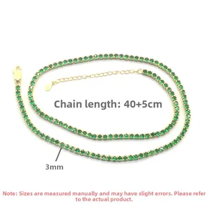 Vue détaillée du collier tennis en zircon vert 3mm avec chaîne dorée réglable 40+5cm