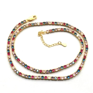 Détail du collier tennis en argent S925 doré avec des pierres de zircon colorées
