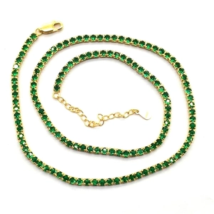 Détail du collier tennis en argent S925 plaqué or avec zircons verts et fermoir mousqueton
