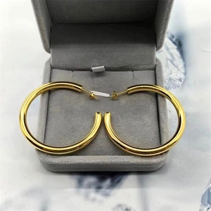 Créoles en C creuses en argent fin S925 doré poli dans une boîte à bijoux grise élégante