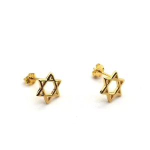 Vue détaillée des clous d'oreilles étoile en argent S925 avec placage or et poinçon