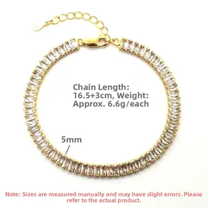Dettaglio macro del bracciale in argento S925 con zirconi quadrati e chiusura a moschettone