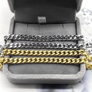 Gros plan détaillé des bracelets gourmettes en argent S925 doré et argenté sur velours