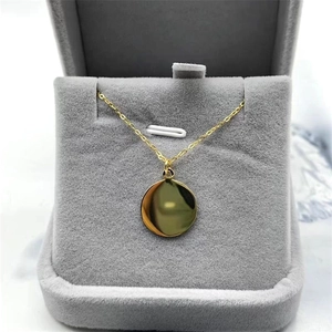 Collier minimaliste en argent S925 plaqué or avec pendentif disque dans un écrin à bijoux