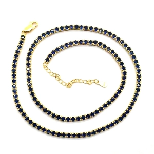 Détail du collier tennis en argent sterling S925 plaqué or avec pierres de zircon bleu