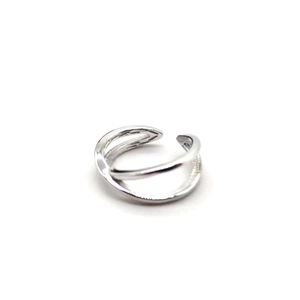 Détail macro d'une bague croisée à double couche en argent avec bande ajustable