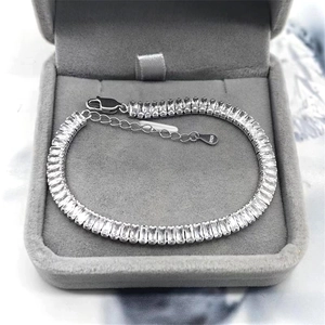 Bracciale tennis in argento S925 con zirconi a taglio baguette e chiusura a moschettone