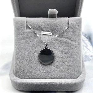 Collier minimaliste en argent sterling S925 avec pendentif rond dans son coffret à bijoux