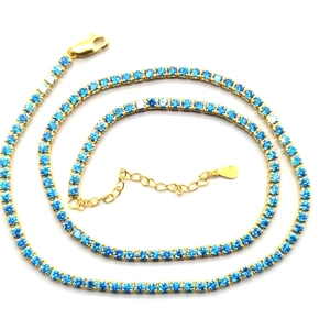 Détail du collier tennis en argent S925 plaqué or avec zircons cubiques bleus