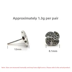 Dettaglio orecchini a quadrifoglio in argento S925 con misure di 8,1 mm e lunghezza 12 mm