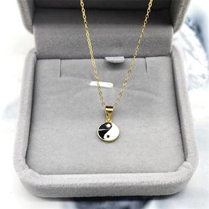 Collier en argent S925 doré avec pendentif Tai Chi Yin Yang noir et blanc sur boîte grise