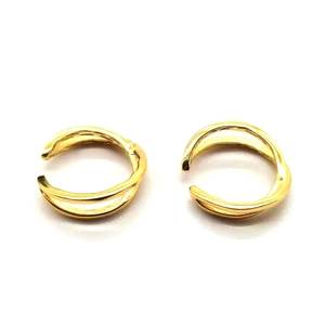Vue détaillée de manchettes d'oreilles dorées avec design entrelacé et finition polie brillante
