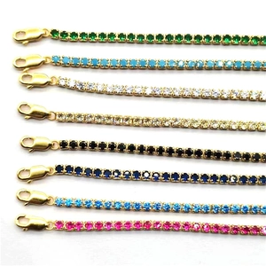 Détail de colliers tennis colorés en huit teintes de zircon avec serti griffes classique