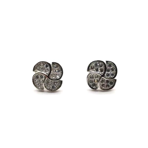 Dettaglio di orecchini a quadrifoglio in argento S925 con pavé di zirconi bianchi