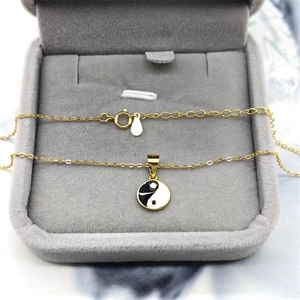Détail du collier avec pendentif yin yang en argent S925 dans son écrin en velours