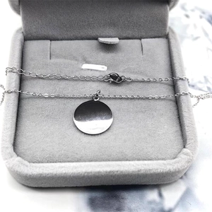 Détail de la chaîne en argent sterling S925 avec fermoir mousqueton et pendentif rond