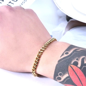 Gros plan d'un bracelet gourmette cubain en argent 925 plaqué or sur un poignet