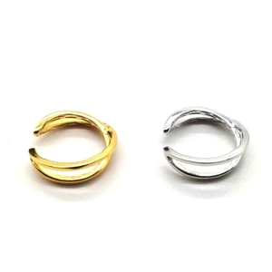 Détail de boucles d'oreilles S925 argent à double couche en finitions or et argent