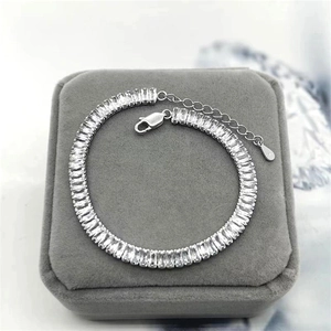 Dettaglio del bracciale tennis in argento 925 con zirconi quadrati e chiusura a moschettone