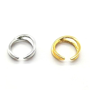 Vue détaillée des boucles d'oreilles S925 en argent et or avec finition lisse