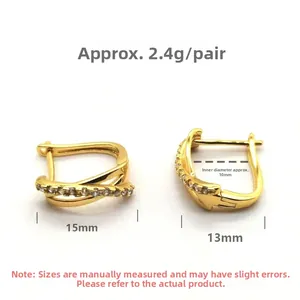 Détail de boucles d'oreilles en U plaqué or avec pavé de zircons et dimensions incluses