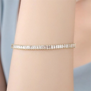 Elegante bracciale tennis in argento S925 dorato con zirconi quadrati sul polso