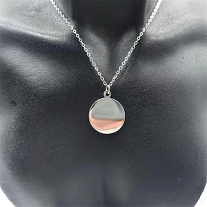 Détail du collier en argent S925 avec pendentif rond poli à effet miroir brillant