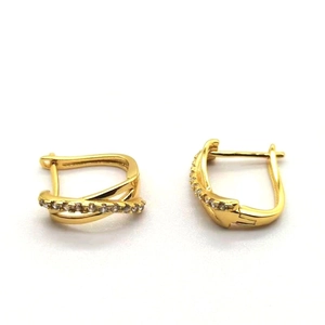 Détail de boucles d'oreilles croisées dorées avec zircons blancs et fermoir à charnière