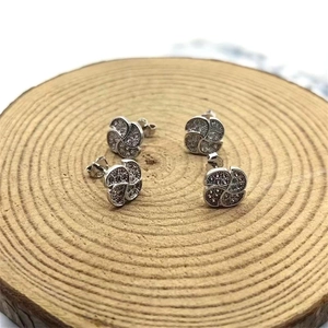 Orecchini a lobo quadrifoglio in argento S925 con pavé di diamanti e finitura lucida