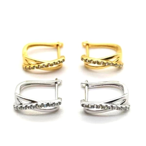 Vue détaillée des boucles d'oreilles créoles S925 en argent et or avec cristaux pavés