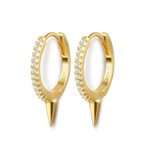 Vue détaillée des boucles d'oreilles créoles dorées en argent S925 avec pointes punk