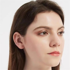 Gros plan détaillé du ear cuff double anneau en argent S925 rose doré sur un mannequin