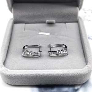 Élégantes boucles d'oreilles créoles croisées en argent S925 avec zircons sertis