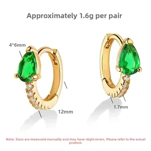 Vue détaillée de boucles d'oreilles goutte en argent 925 avec gemmes vertes