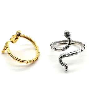 Détails de bagues serpent argentées et dorées ornées de zircons cubiques scintillants