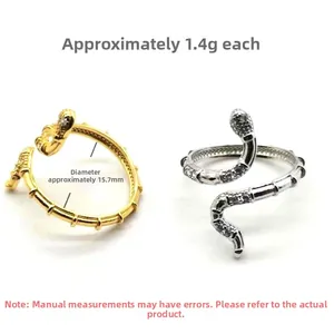 Détail de bague serpent avec diamètre de 15,7 mm et pierres en zircone étincelantes