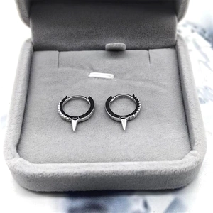 Détail de boucles d'oreilles créoles en argent S925 avec pointes dans un écrin à bijoux