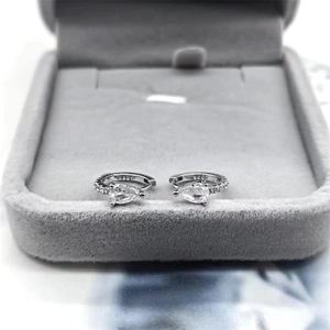 Détail de boucles d'oreilles en argent S925 avec zircon poire dans un écrin gris