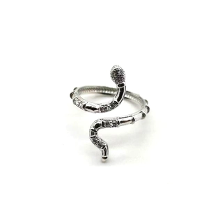 Détail d'une bague serpent en argent avec pavé de cristaux et textures d'écailles