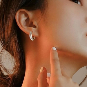 Élégantes boucles d'oreilles créoles croisées en argent S925 avec zircons scintillants