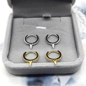 Vue détaillée des boucles d'oreilles rivets en argent S925 avec diamants pavés en micro-serti