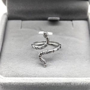 Bague serpent ajustable en argent S925 sertie de zircons dans un écrin à bijoux gris