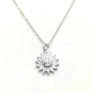 Macro-opname van zilveren zonnebloem hanger met zirkonia steentjes en fijne schakelketting