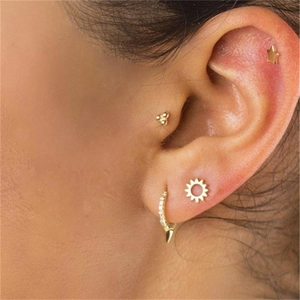 Gros plan sur les boucles d'oreilles rivet en argent S925 doré avec zircon brillant