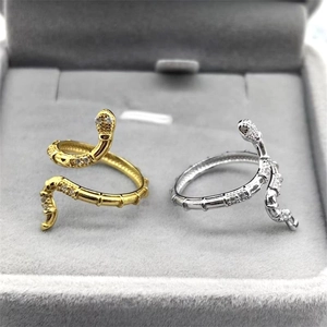 Détail macro de bague serpent en argent S925 avec cristaux en finition or et argent